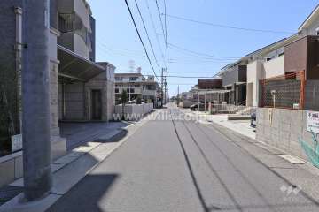 敷地北側の前面道路（東側から）