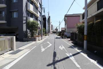敷地東側の前面道路（北側から）