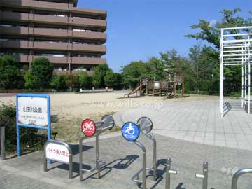 敷地の南東側は公園に隣接しています。
