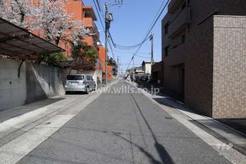 敷地北側の前面道路（西側から）