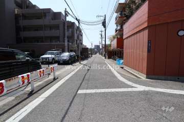 敷地北側の前面道路（東側から）