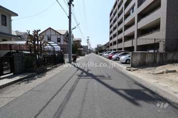 敷地南側の前面道路（東側から）
