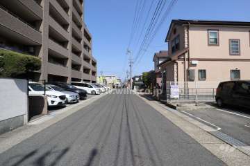 敷地南側の前面道路（東側から）