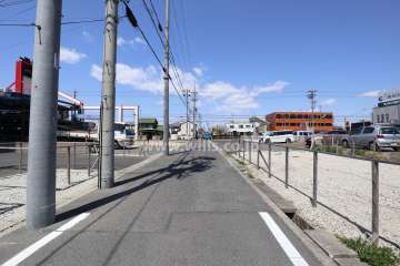 敷地東側の前面道路（南側から）