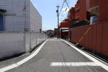 敷地東側の前面道路（北側から）