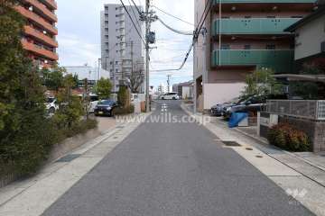 敷地南側の前面道路（西側から）