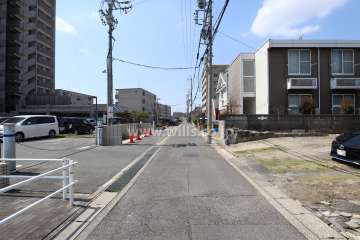 敷地の北側前面道路（東側から）
