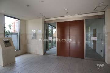 エントランスはオートロック付きです。