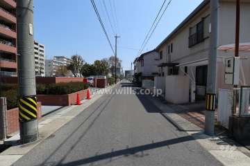 敷地の南側前面道路（西側から）