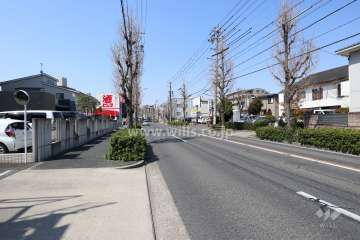 敷地の北側前面道路（東側から）