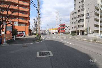 敷地東側の前面道路（南側から）