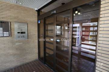 エントランスはオートロック付きです。