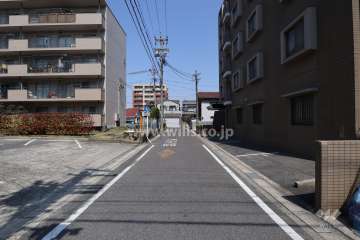 敷地の東側前面道路（南側から）