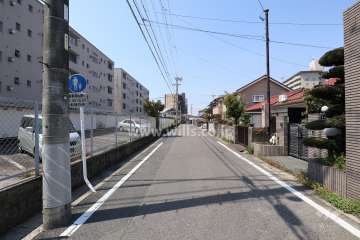 敷地の北側前面道路（東側から）