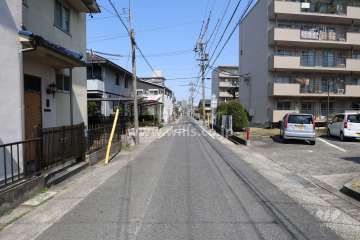 敷地の西側前面道路（南側から）