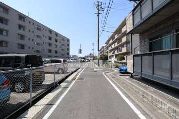 敷地の北側前面道路（東側から）