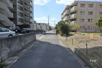 敷地北側の前面道路（東側から）