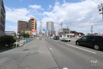 敷地東側の前面道路（南側から）