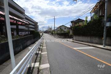 敷地北側の前面道路（東側から）