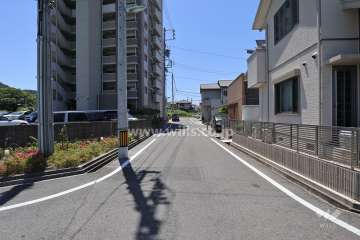 敷地西側の前面道路（北側から）
