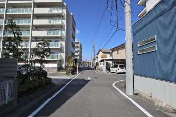 敷地東側の前面道路（南側から）