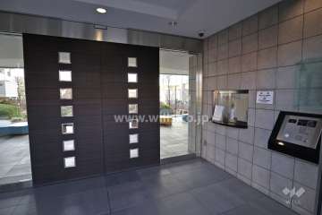 エントランスはオートロック付きです。