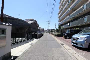 敷地南側の前面道路（東側から）