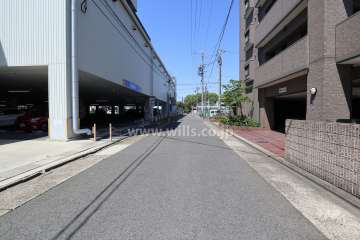 敷地北西側の前面道路（南西側から）