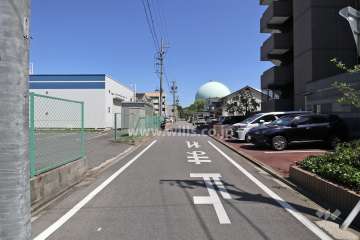 敷地北東側の前面道路（北西側から）