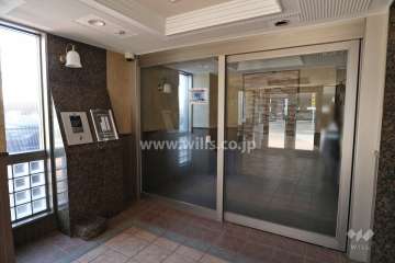 エントランスはオートロック付きです。