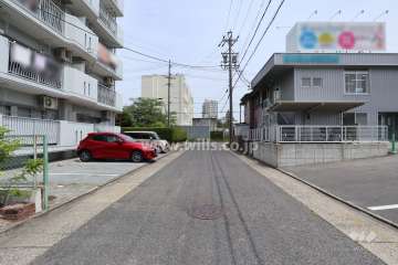 敷地南側の前面道路（西側から）