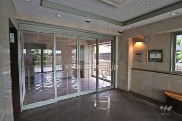 エントランスはオートロック付きです。