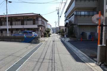 敷地の東側前面道路（南側から）