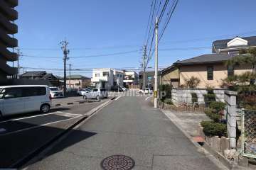 敷地の北東側前面道路（南東側から）