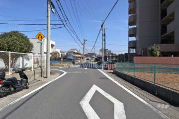 敷地の北側前面道路（西側から）