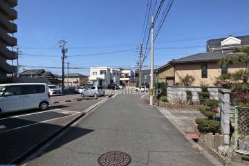 敷地の北東側前面道路（南東側から）