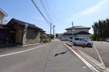 敷地の北東側前面道路（北西側から）
