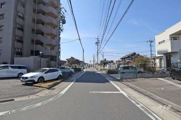 敷地の北側前１面道路（東側から）