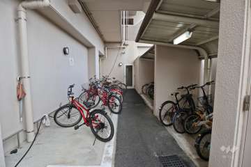 屋内に設けられた駐輪場