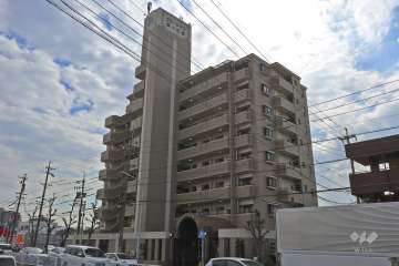 敷地北側前面道路は「出来町通」と呼ばれる県道215線です。