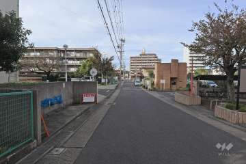 敷地東側の前面道路（南東側から）