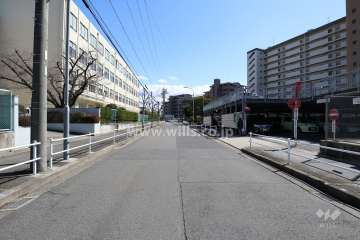 敷地の北側前面道路（西側から）