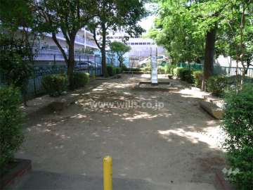 敷地の西側にある小さな公園
