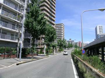 敷地の東側には新御堂筋が走っています。