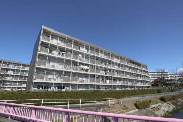 森孝東住宅5号棟の外観（南西側から）