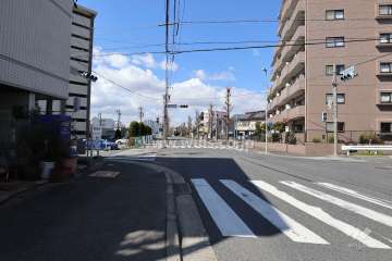 敷地の北側前面道路（東側から）