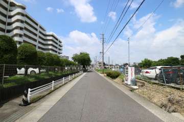 敷地の北側前面道路(東側から)