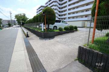 駐車場出入り口(北東側)