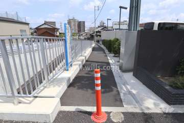 隣接する遊歩道