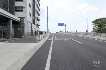 敷地西側の前面道路。片側二車線のバス通りです。